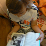 Malý čtenář čte knížku Já a Anastázie