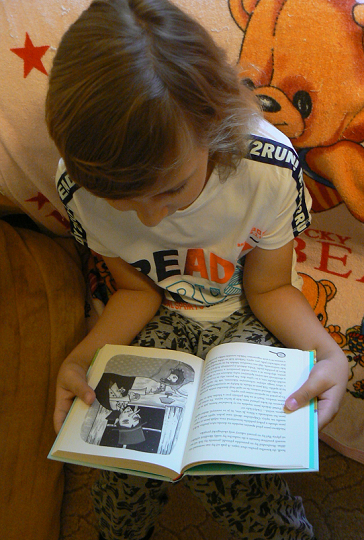 Malý čtenář čte knížku Já a Anastázie